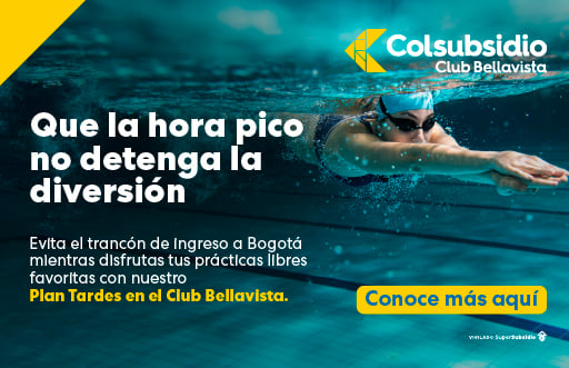 Mujer nadando con gorro y gafas para natación en las piscinas de los Clubes Colsubsidio